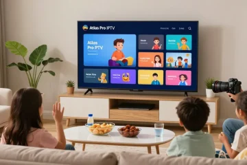 Streaming Atlas Pro IPTV en direct dans un salon moderne avec une famille appréciant du contenu.